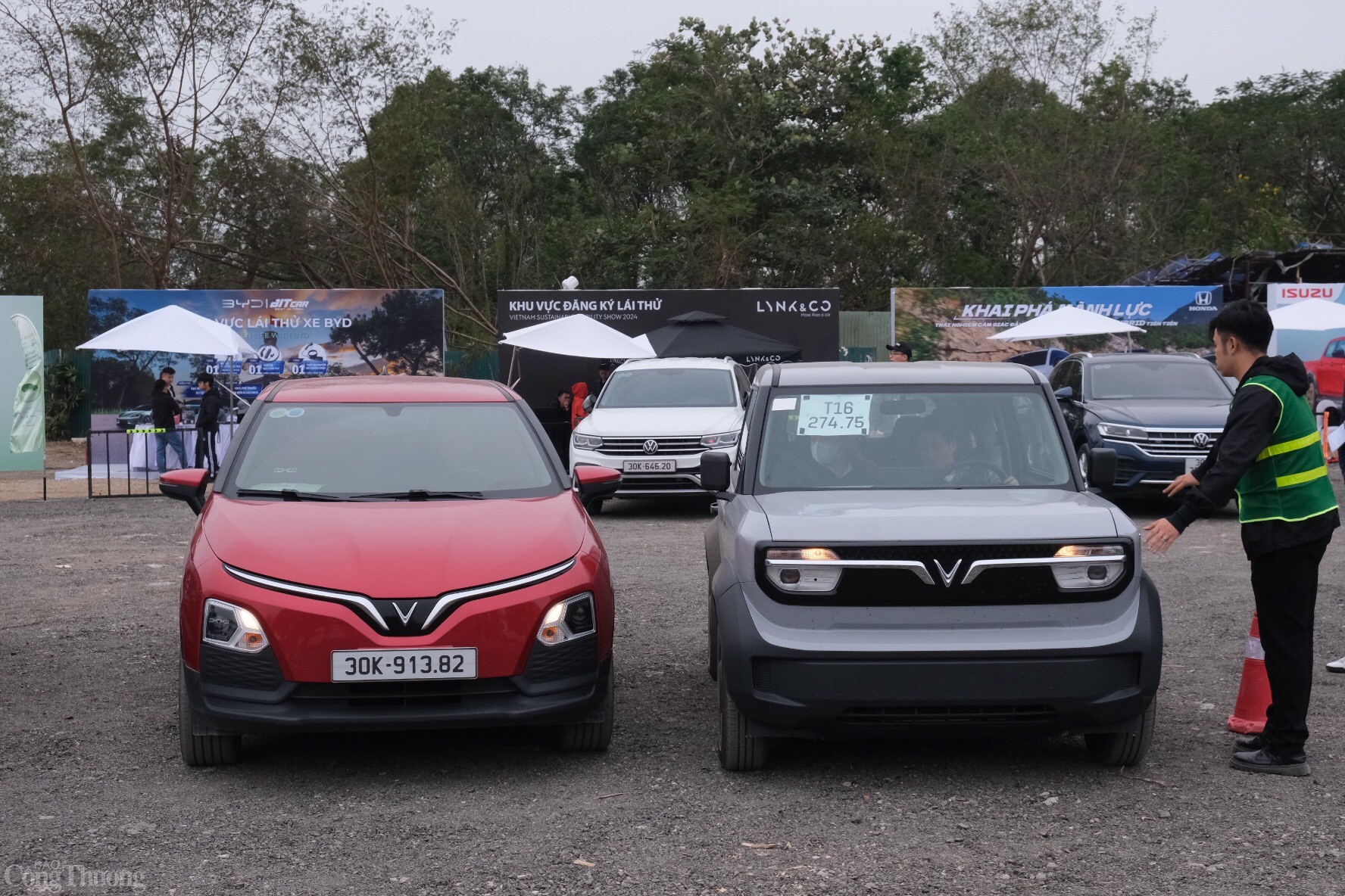 Tại triển lãm, VinFast sở hữu khu trưng bày lớn nhất triển lãm, giới thiệu toàn bộ dải sản phẩm xe điện mà hãng đang kinh doanh tại Việt Nam. Cụ thể, ôtô sẽ gồm VF 3, VF 5 Plus, VF6, VF e34, VF7, VF8, VF9. Xe máy điện có Evo200, Feliz S, Klara S, Vento S, Theon S. Xe đạp trợ lực điện DrgnFly cũng sẽ có mặt tại sự kiện năm nay. Ảnh: Trần Đình