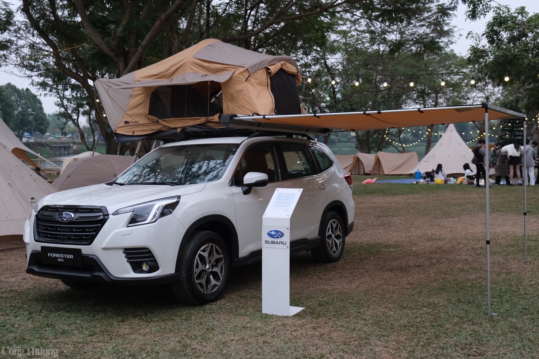 Du khách được trải nghiệm ô tô gắn liền trại trên giá nóc. Ảnh: Trần Đình