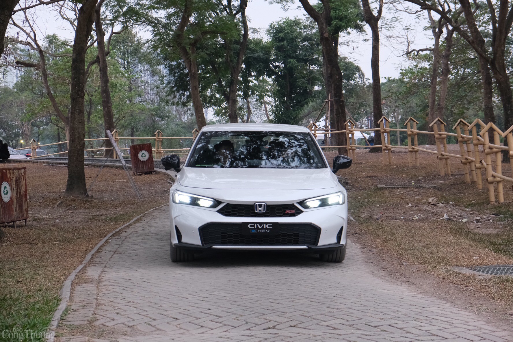 Để góp phần kiến tạo tương lai di chuyển bền vững, bên cạnh điện khí hóa, ngành ôtô đang chú trọng đến các khía cạnh khác như: vật liệu bền vững (phân hủy sinh học, tái sử dụng), giảm trọng lượng, tái chế, nhiên liệu sạch, hoặc các giải pháp khác nhằm giúp việc di chuyển, vận tải ít gây tác động xấu đến môi trường hơn. Việc lan tỏa và nhân rộng các giải pháp di chuyển bền vững là cần thiết, góp phần giải quyết các vấn đề thực tiễn và đáp ứng định hướng phát triển hiện nay của Việt Nam. Ảnh: Trần Đình