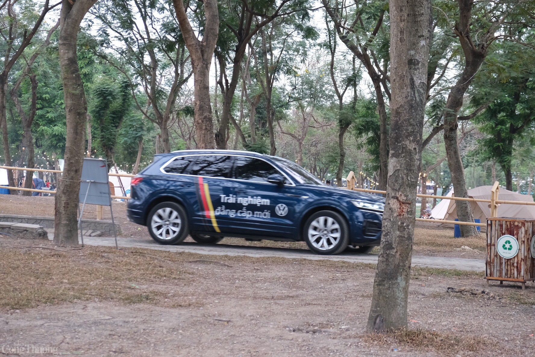 Khách tham quan lái thử xe trên các cung đường tuyệt đẹp trong công viên Yên Sở. Ảnh: Trần Đình