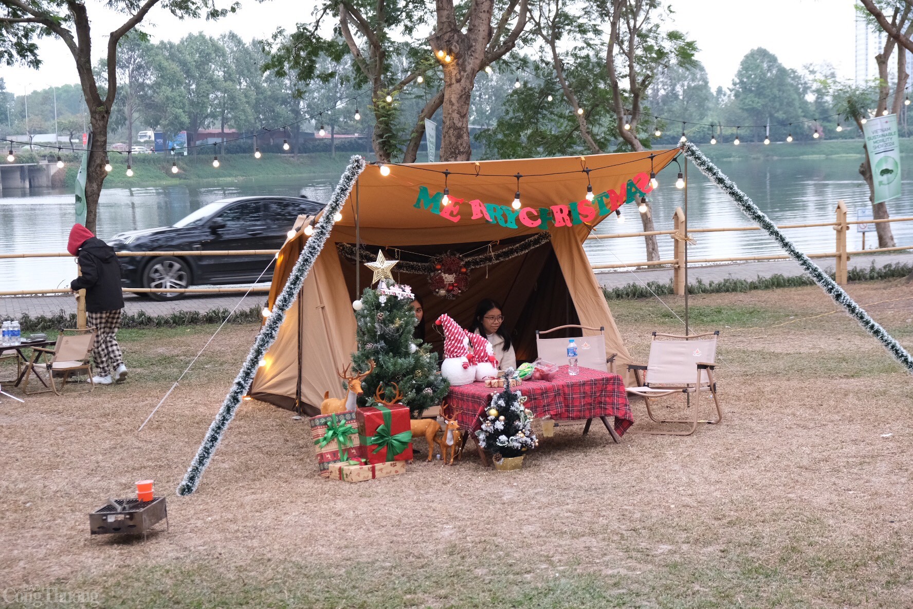 Triển lãm Phương tiện Di chuyển bền vững Việt Nam năm 2024 còn là nơi để gắn kết gia đình, tạo không gian vui chơi cho các bạn nhỏ dịp cuối tuần khi mang đến chuỗi các hoạt động vui chơi, giải trí hấp dẫn tại khu vực Car Play: cắm trại, đua xe giả lập, sáng tạo mô hình ôtô từ vật liệu tái chế và bốc thăm may mắn cùng nhiều phần quà hấp dẫn. Ảnh: Trần Đình