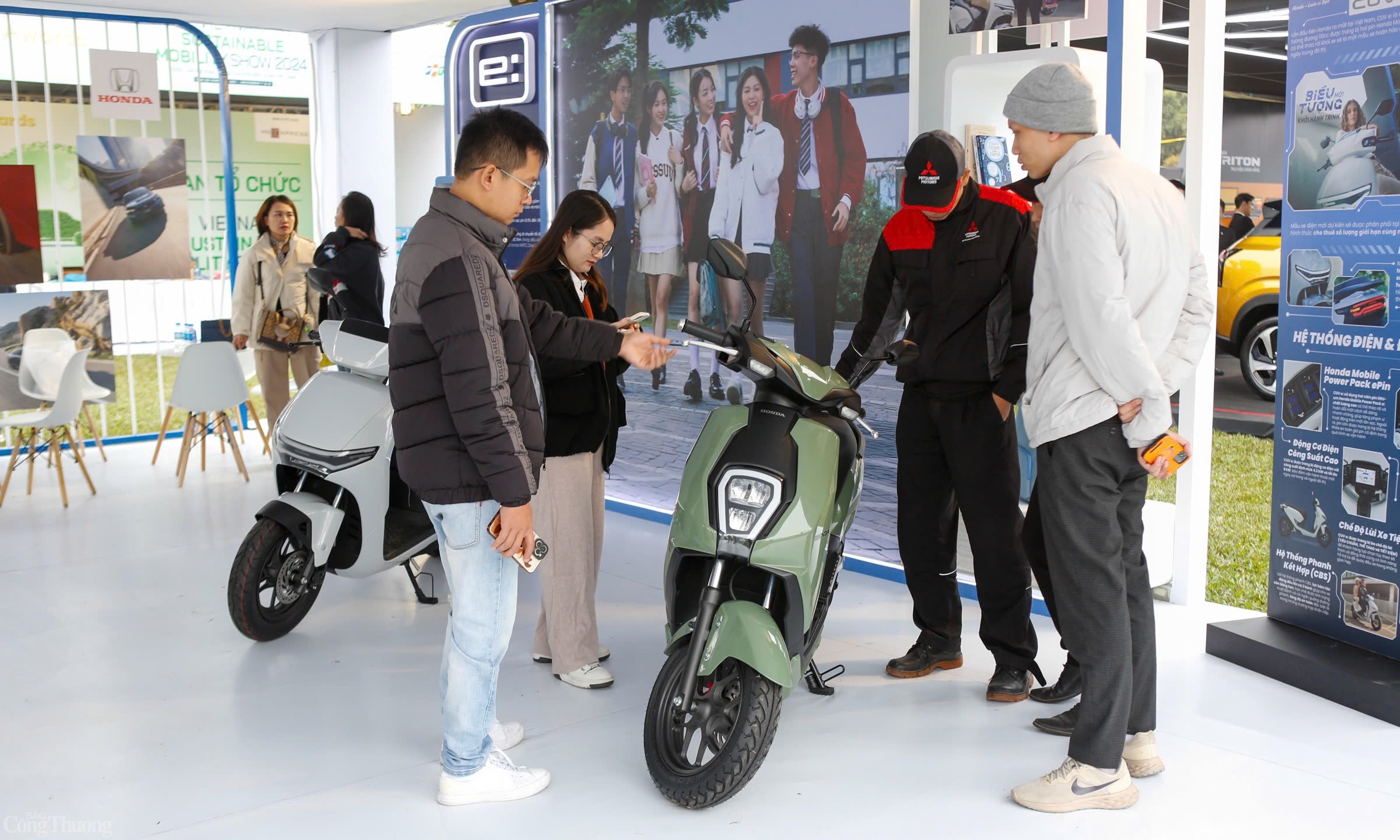 Cụ thể: Honda giới thiệu với công chúng mẫu CRV thế hệ mới, bản Hybrid - e:HEV RS cùng với đó là mẫu xe sedan thể thao - Civic e:HEV RS. Ảnh: Trần Đình