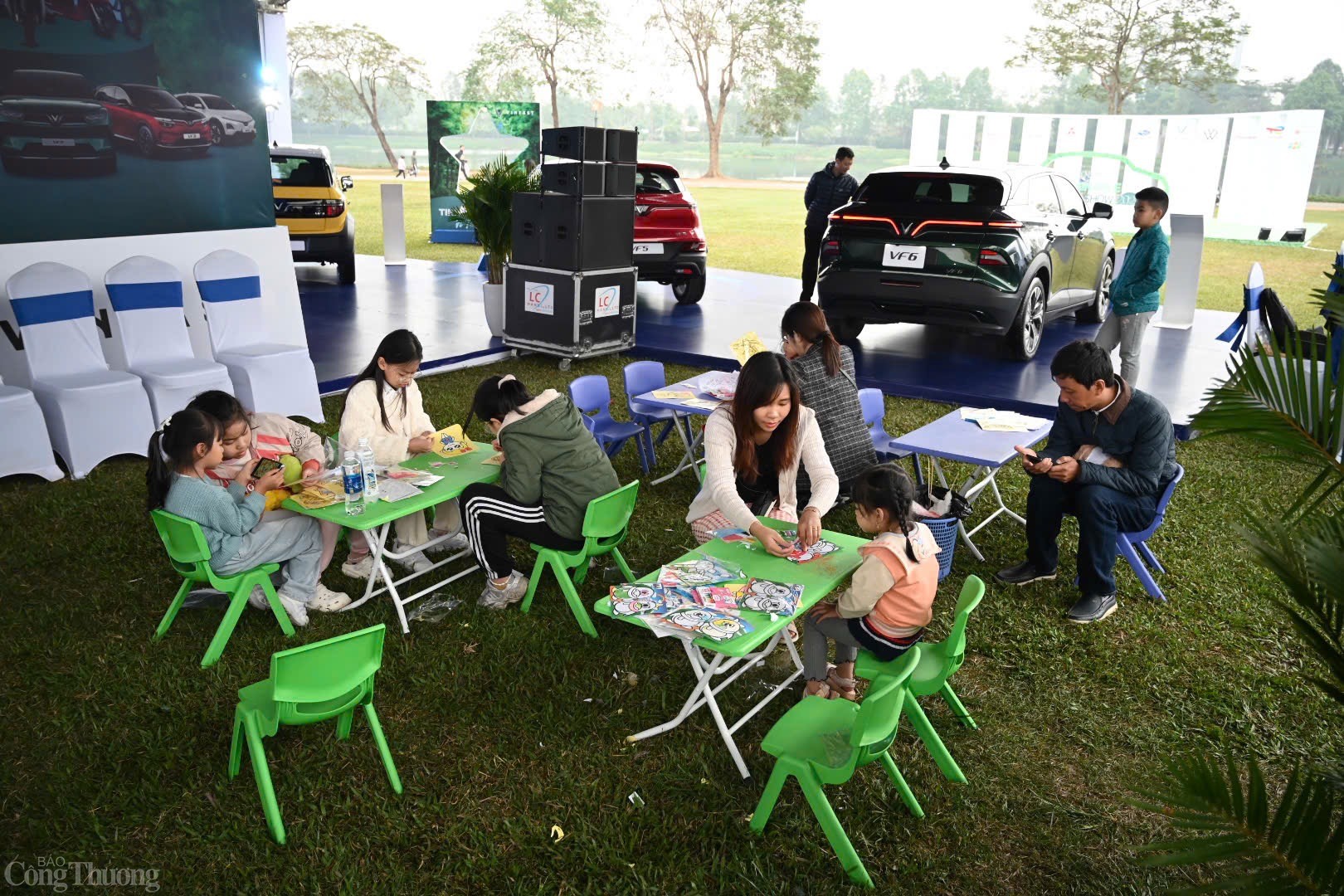 Trong suốt hai ngày diễn ra sự kiện, các gian hàng ẩm thực và các sản phẩm tiêu dùng, các chương trình giao lưu âm nhạc, minigame cũng sẽ mang đến những trải nghiệm trọn vẹn, hấp dẫn cho khách tham quan. Ảnh: Trần Đình