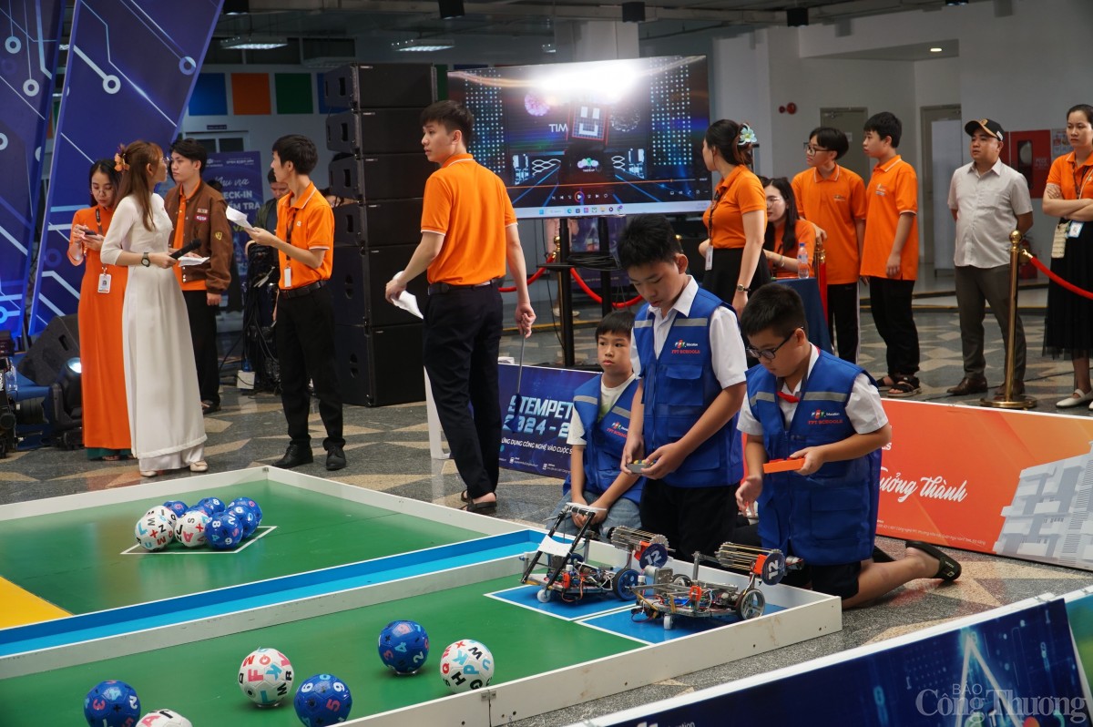 Tái hiện hoạt động thu hoạch, lưu trữ thóc lúa qua giải đấu robot 'Mùa vàng'