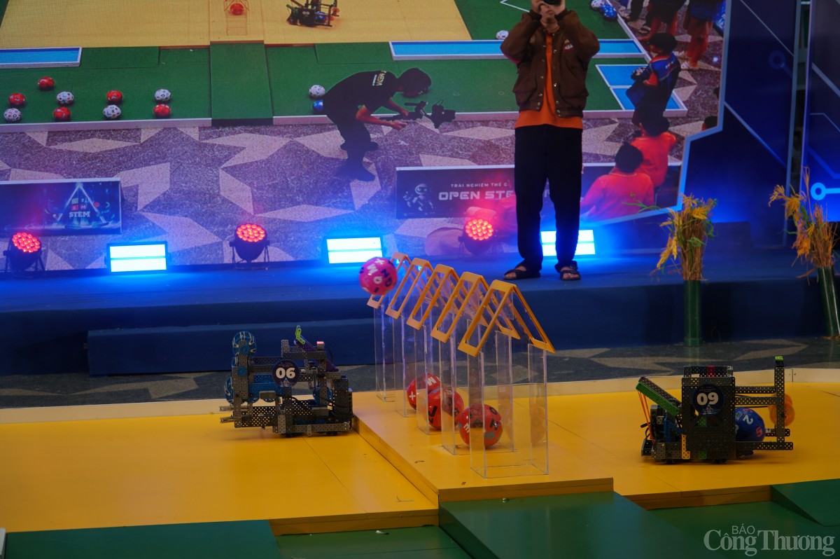 Tái hiện hoạt động thu hoạch, lưu trữ thóc lúa qua giải đấu robot 'Mùa vàng'