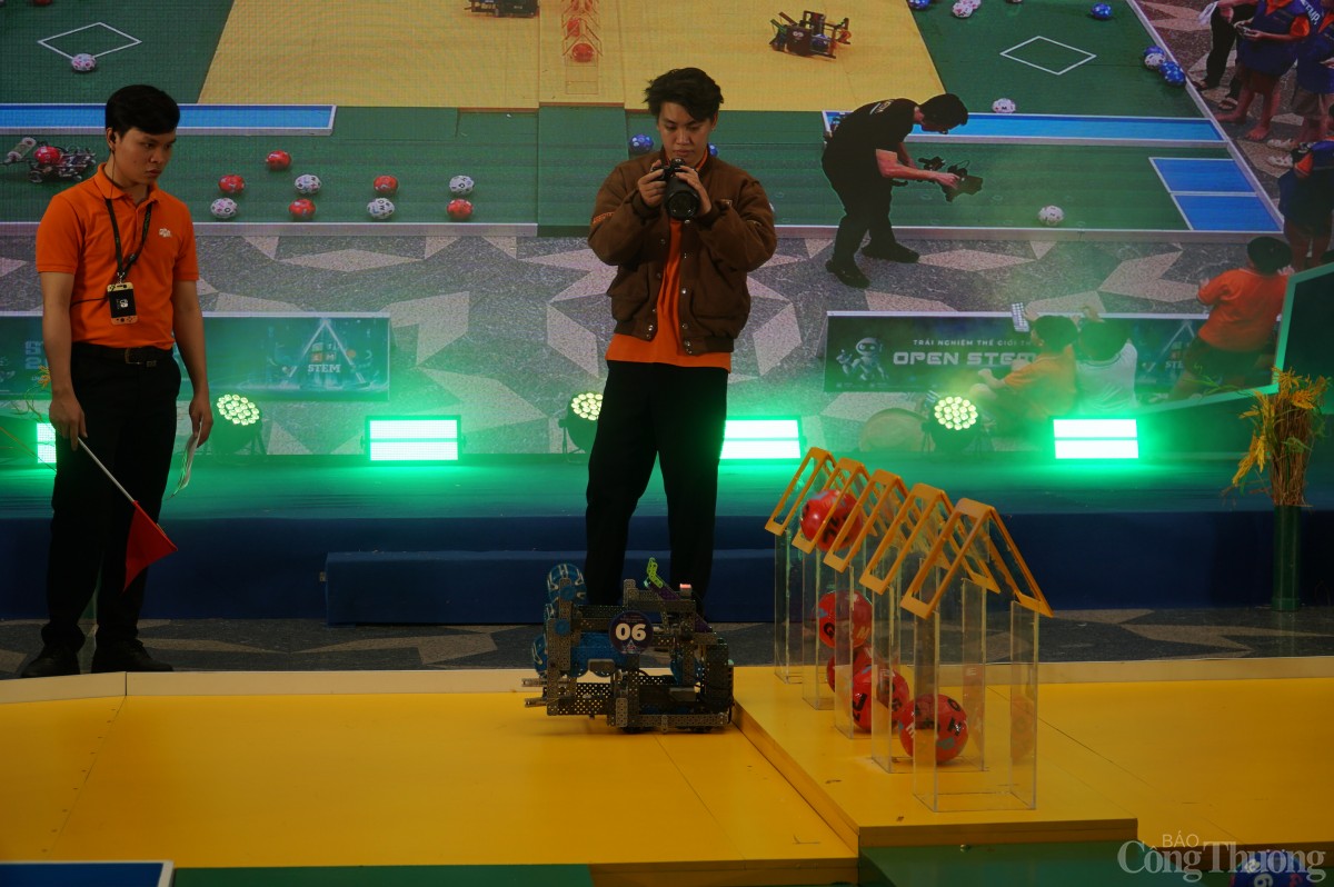 Tái hiện hoạt động thu hoạch, lưu trữ thóc lúa qua giải đấu robot 'Mùa vàng'