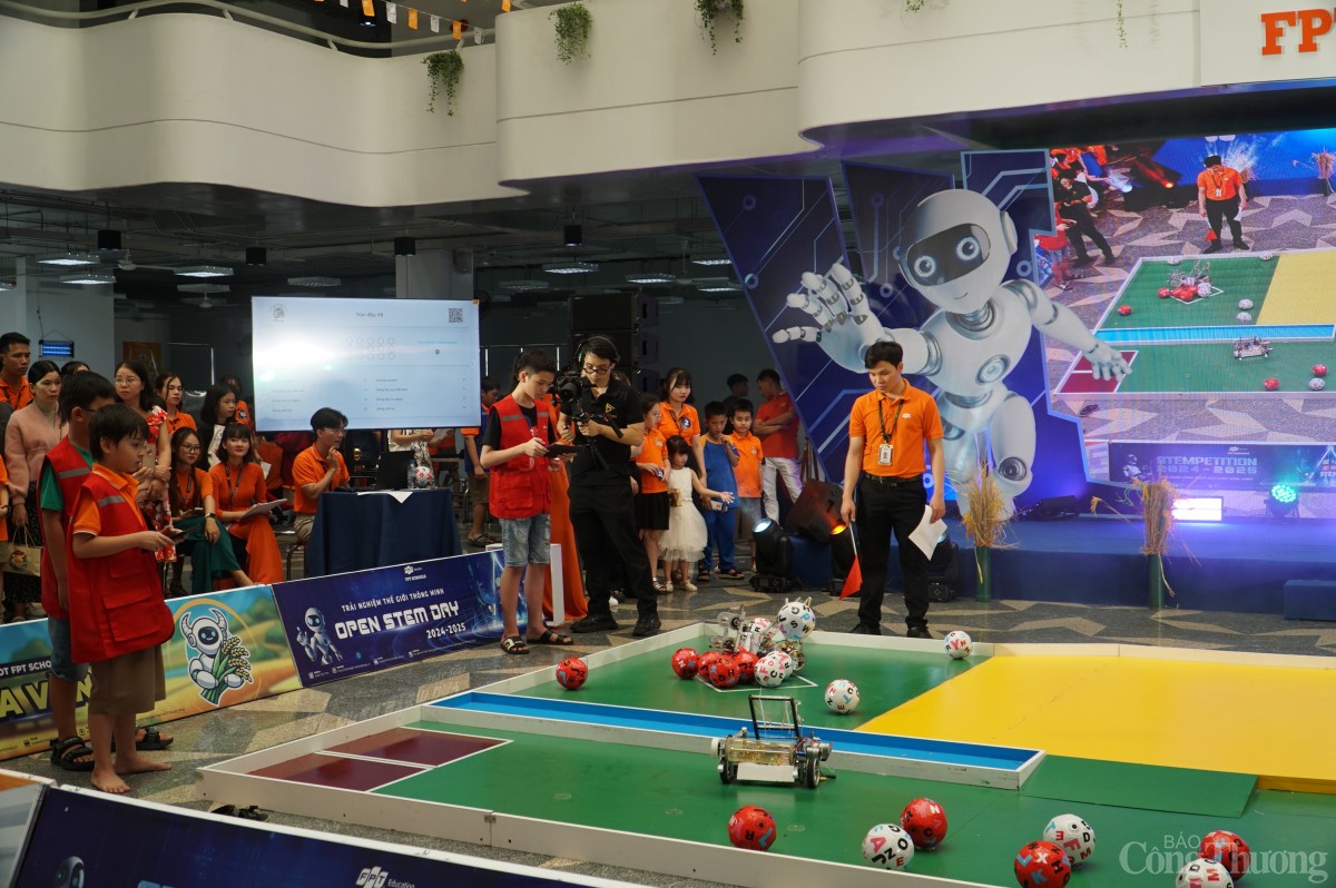 Tái hiện hoạt động thu hoạch, lưu trữ thóc lúa qua giải đấu robot 'Mùa vàng'