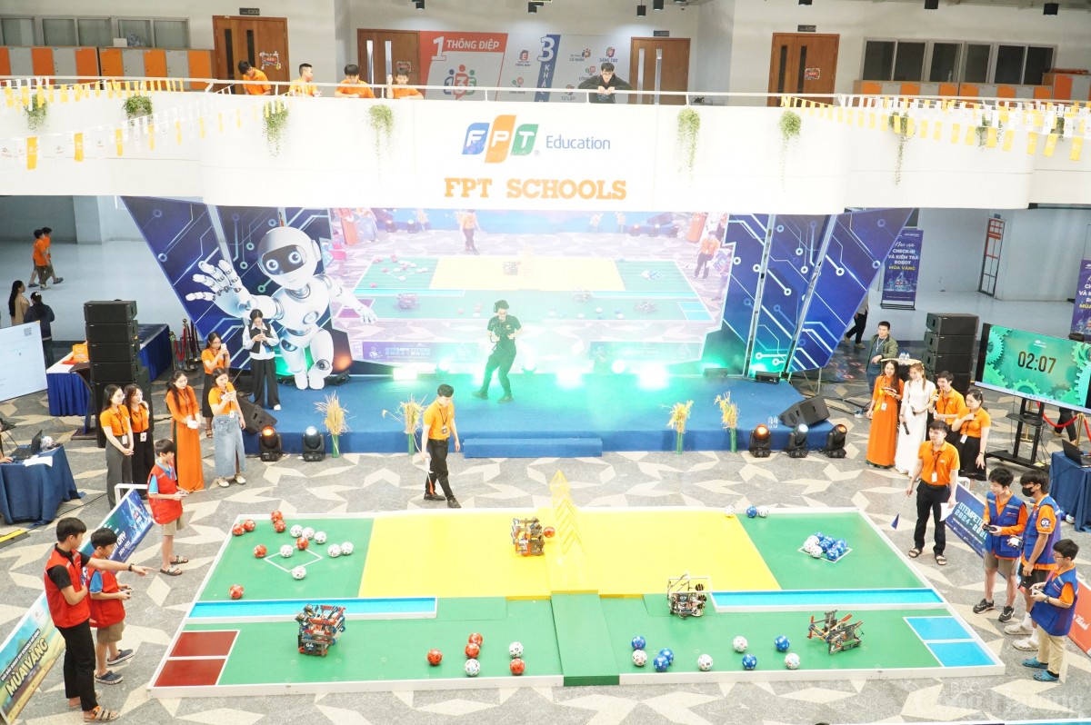 Tái hiện hoạt động thu hoạch, lưu trữ thóc lúa qua giải đấu robot 'Mùa vàng'