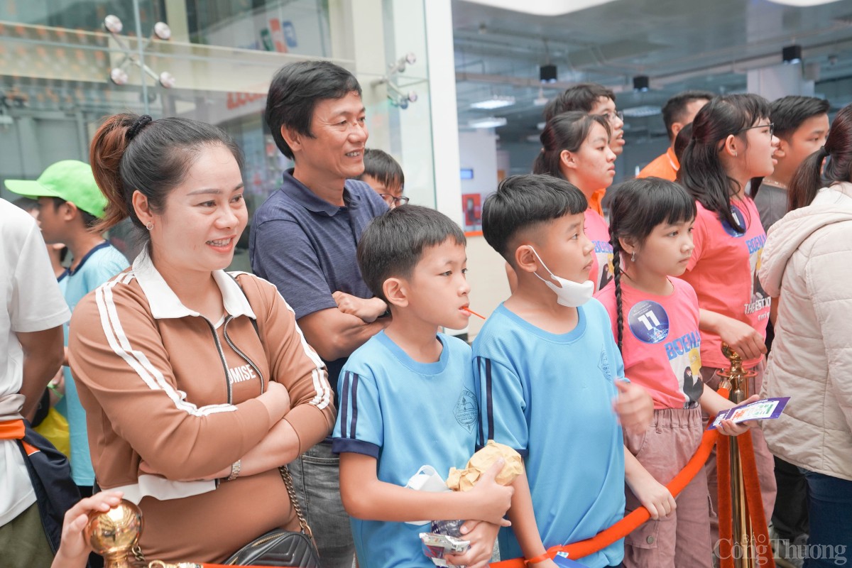 Tái hiện hoạt động thu hoạch, lưu trữ thóc lúa qua giải đấu robot 'Mùa vàng'