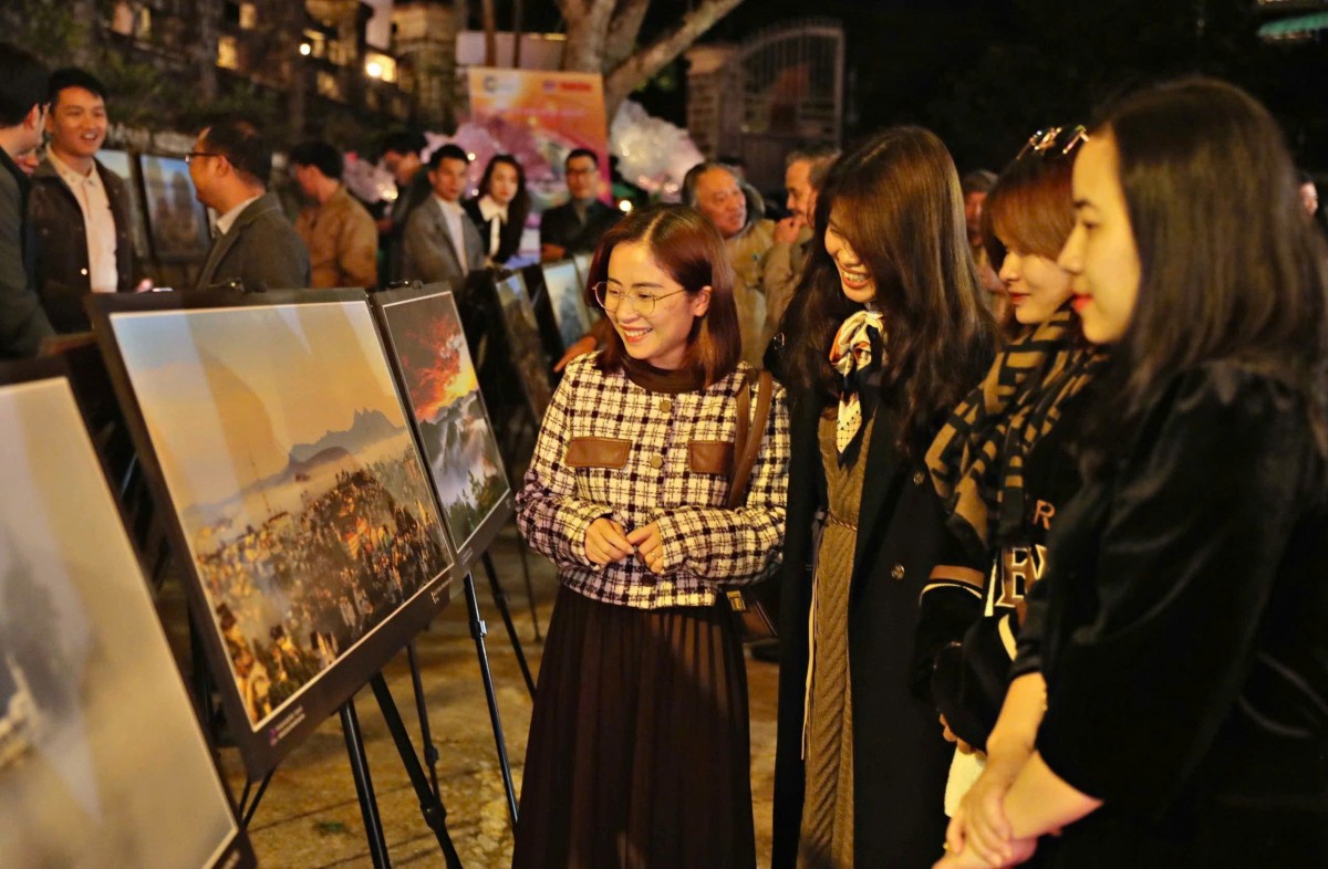 Khám phá Đà Lạt qua ống kính: Triển lãm Ảnh nghệ thuật 'Những sắc màu thành phố ngàn hoa' Khám phá Đà Lạt qua ống kính: Triển lãm Ảnh nghệ thuật 'Những sắc màu thành phố ngàn hoa'