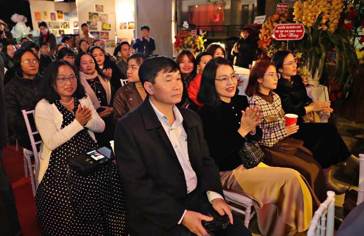 Khám phá Đà Lạt qua ống kính: Triển lãm Ảnh nghệ thuật 'Những sắc màu thành phố ngàn hoa' Khám phá Đà Lạt qua ống kính: Triển lãm Ảnh nghệ thuật 'Những sắc màu thành phố ngàn hoa'