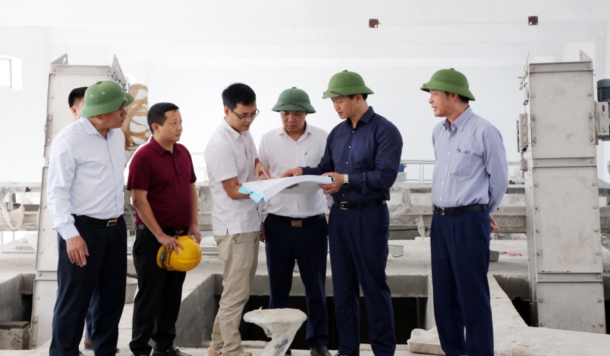 Chủ tịch UBND tỉnh Bắc Ninh Vương Quốc Tuấn (thứ 2 từ phải qua) kiểm tra thiết kế dự án hệ thống xử lý nước thải đô thị Thứa