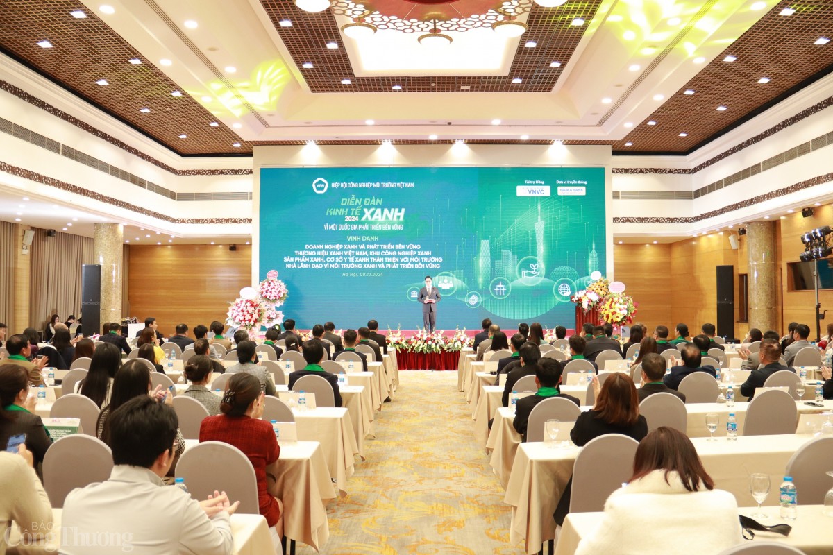 Vinh danh nhiều tổ chức, cá nhân tại Diễn đàn Kinh tế xanh vì một Quốc gia phát triển bền vững 2024 Vinh danh nhiều tổ chức, cá nhân tại Diễn đàn Kinh tế xanh vì một Quốc gia phát triển bền vững 2024