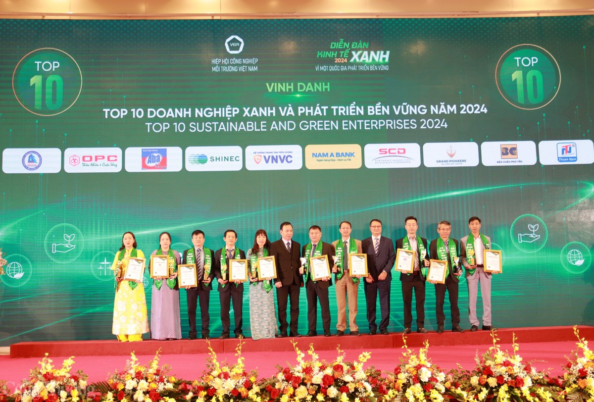 Vinh danh nhiều tổ chức, cá nhân tại Diễn đàn Kinh tế xanh vì một Quốc gia phát triển bền vững 2024 Vinh danh nhiều tổ chức, cá nhân tại Diễn đàn Kinh tế xanh vì một Quốc gia phát triển bền vững 2024