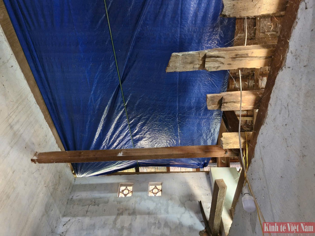 Nhiều ngôi nhà phải lấy bạt để che tạm để khắc phục mưa tạt, thấp dột…