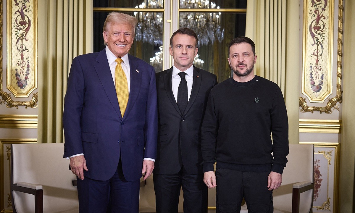 Tổng thống đắc cử Donald Trump (bên trái), Tổng thống Pháp Emmanuel Macron (giữa) và Tổng thống Volodymyr Zelensky (phải) tại Điện Elysee Tổng thống đắc cử Donald Trump (bên trái), Tổng thống Pháp Emmanuel Macron (giữa) và Tổng thống Volodymyr Zelensky (phải) tại Điện Elysee