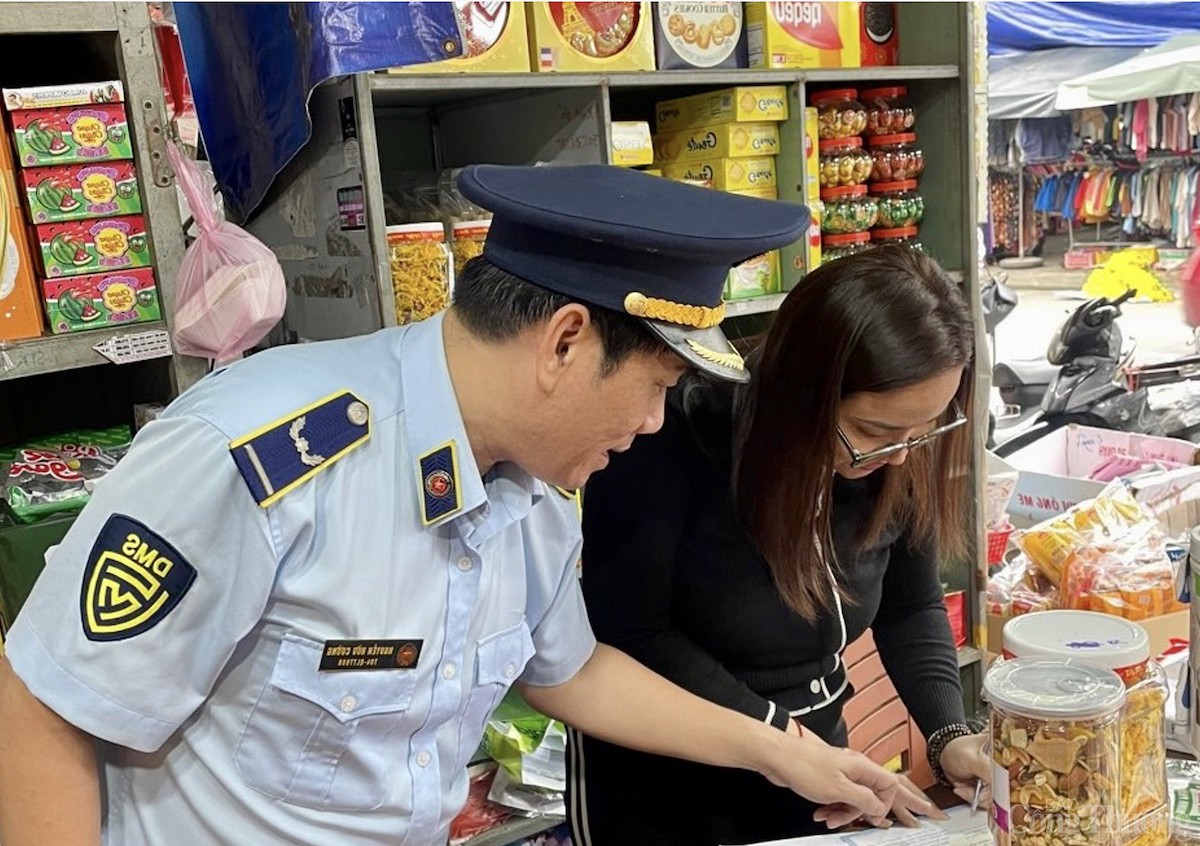 Cục quản lý thị trường Đà Nẵng kiểm tra tình hình kinh doanh thuốc lá tại các cửa hàng tạp hóa Cục quản lý thị trường Đà Nẵng kiểm tra tình hình kinh doanh thuốc lá tại các cửa hàng tạp hóa