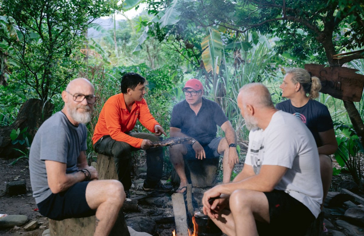 undefined Du khách quốc tế tham gia trải nghiệm tour du lịch Khám phá Độ như Châu- Khe nước trong