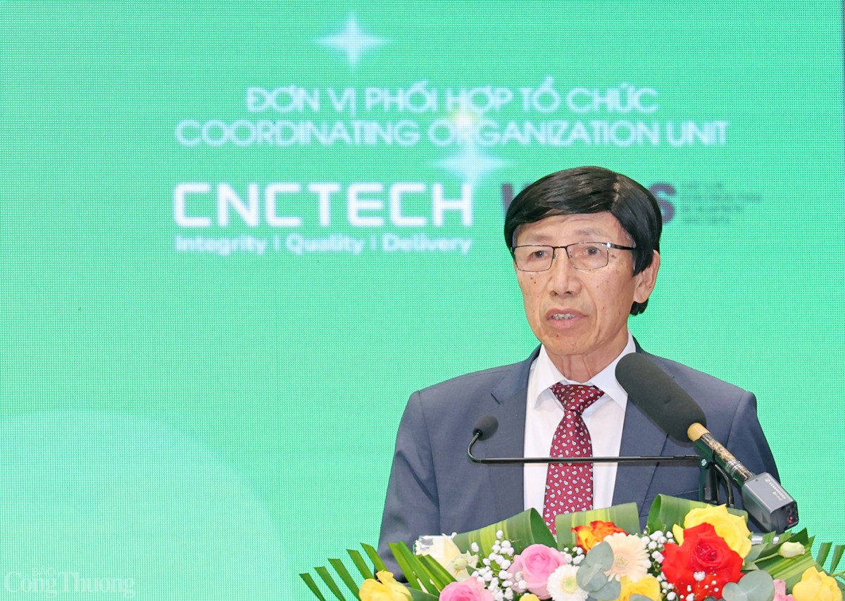 Ông Phan Hữu Thắng - Chủ tịch VIPFA, nguyên Cục trưởng Cục Đầu tư nước ngoài phát biểu tại Diễn đàn. Ảnh: KL