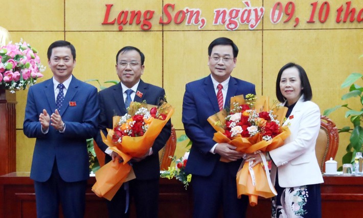 Lãnh đạo HĐND tỉnh Lạng Sơn tặng hoa chúc mừng 2 ông Vũ Hoàng Quý và Phan Hồng Tiến. Ảnh: Đại biểu Nhân dân