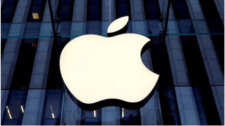 Logo Apple được nhìn thấy treo ở lối vào cửa hàng Apple trên Đại lộ số 5 ở Manhattan, New York, Hoa Kỳ, 16/10/2019. Ảnh: REUTERS/Mike Segar Logo Apple được nhìn thấy treo ở lối vào cửa hàng Apple trên Đại lộ số 5 ở Manhattan, New York, Hoa Kỳ, 16/10/2019. Ảnh: REUTERS/Mike Segar