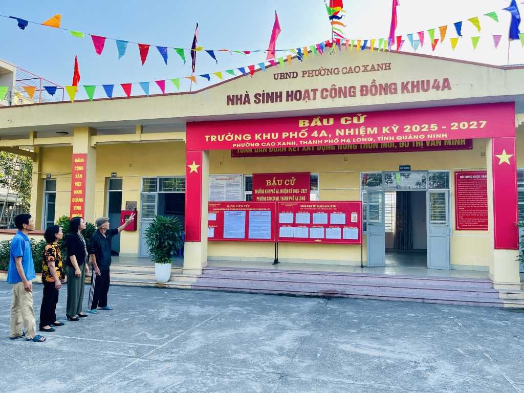 Lãnh đạo UBND phường Cao Xanh kiểm tra các điều kiện cơ sở vật chất trong khu vực bỏ phiếu tại nhà văn hóa khu phố 4A. Lãnh đạo UBND phường Cao Xanh kiểm tra các điều kiện cơ sở vật chất trong khu vực bỏ phiếu tại nhà văn hóa khu phố 4A.