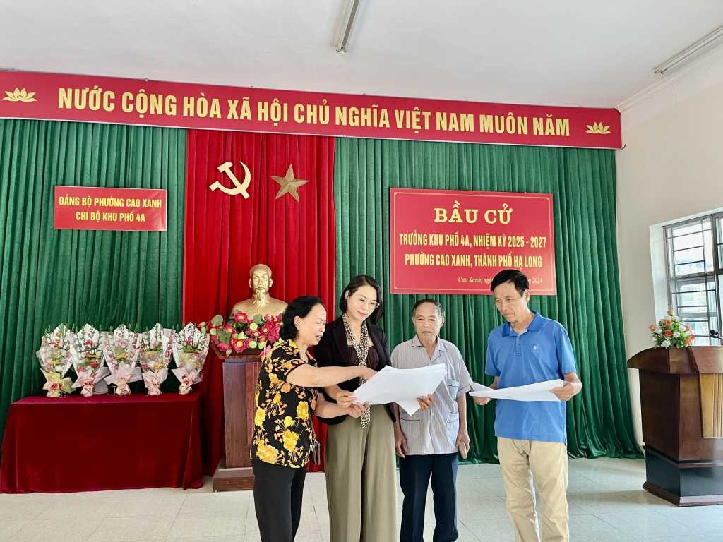 Lãnh đạo UBND phường Cao Xanh kiểm tra các điều kiện cơ sở vật chất trong khu vực bỏ phiếu tại nhà văn hóa khu phố 4A. Lãnh đạo UBND phường Cao Xanh kiểm tra các điều kiện cơ sở vật chất trong khu vực bỏ phiếu tại nhà văn hóa khu phố 4A.