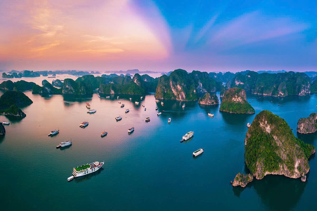 Vịnh Hạ Long thu hút du khách bởi hàng ngàn hòn đảo, vô số hang động và hệ sinh thái ấn tượng. Ảnh: Báo Quảng Ninh Vịnh Hạ Long thu hút du khách bởi hàng ngàn hòn đảo, vô số hang động và hệ sinh thái ấn tượng. Ảnh: Báo Quảng Ninh