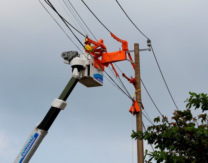 Đội sửa chữa điện nóng thay sứ cách điện trên 1 nhánh đường dây 22kV đang vận hành. Đội sửa chữa điện nóng thay sứ cách điện trên 1 nhánh đường dây 22kV đang vận hành.