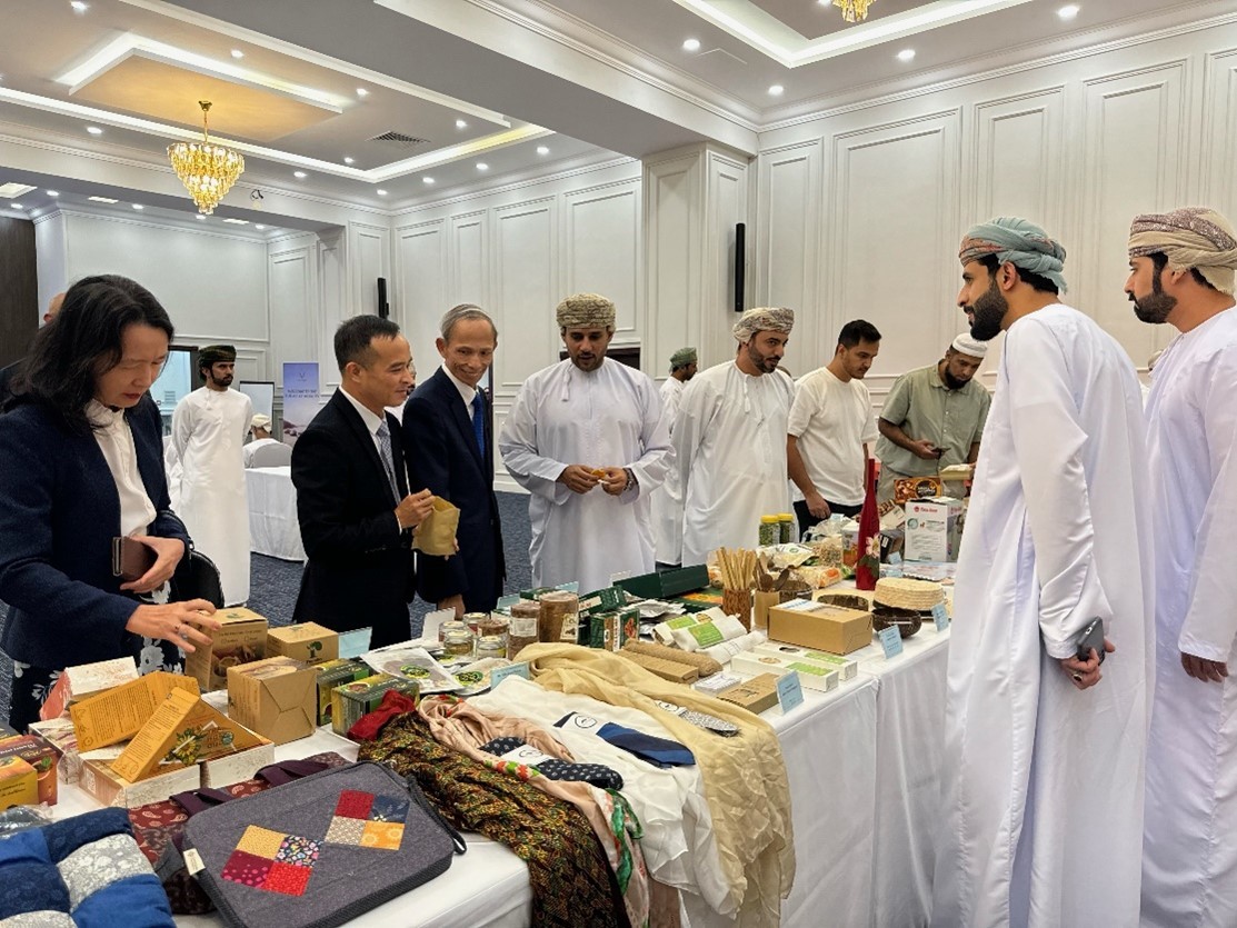 Thương vụ Việt Nam tại Ả rập Xê út tổ chức Tọa đàm doanh nghiệp và trưng bày sản phẩm xuất khẩu tại Oman Thương vụ Việt Nam tại Ả rập Xê út tổ chức Tọa đàm doanh nghiệp và trưng bày sản phẩm xuất khẩu tại Oman