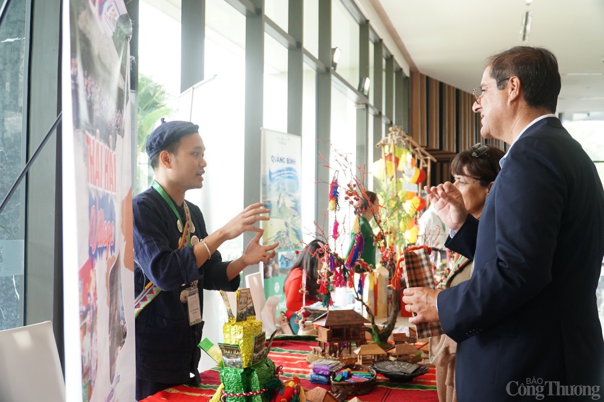 Các đại biểu tham quan các gian hàng giới thiệu sản phẩm nông sản, sản phẩm từ nông nghiệp của Việt Nam Các đại biểu tham quan các gian hàng giới thiệu sản phẩm nông sản, sản phẩm từ nông nghiệp của Việt Nam