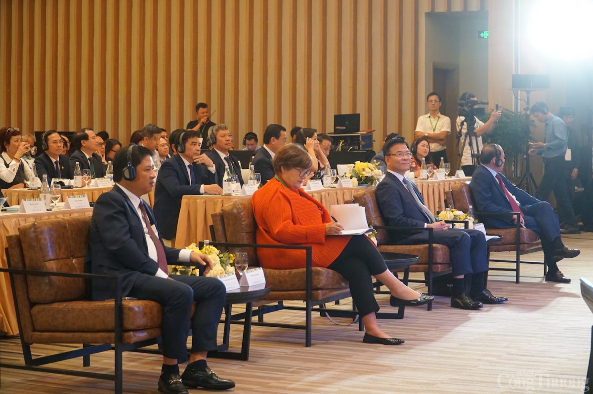 Phó Thủ tướng Chính phủ Lê Thành Long dự Hội nghị quốc tế về Du lịch nông thôn lần thứ nhất Phó Thủ tướng Chính phủ Lê Thành Long dự Hội nghị quốc tế về Du lịch nông thôn lần thứ nhất