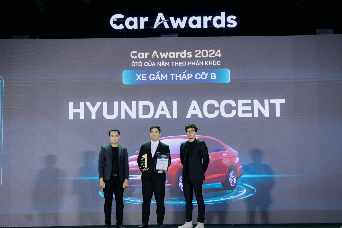 Dai dien HTV nhan giai thuong cho Hyundai Accent Dai dien HTV nhan giai thuong cho Hyundai Accent