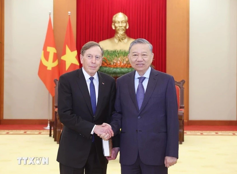 Tổng Bí thư Tô Lâm tiếp Đại tướng David Petraeus, đồng sở hữu Quỹ kiêm Chủ tịch Viện Toàn cầu Quỹ đầu tư Kohlberg Kravis Roberts (KKR) của Hoa Kỳ. (Ảnh: TTXVN) Tổng Bí thư Tô Lâm tiếp Đại tướng David Petraeus, đồng sở hữu Quỹ kiêm Chủ tịch Viện Toàn cầu Quỹ đầu tư Kohlberg Kravis Roberts (KKR) của Hoa Kỳ. (Ảnh: TTXVN)