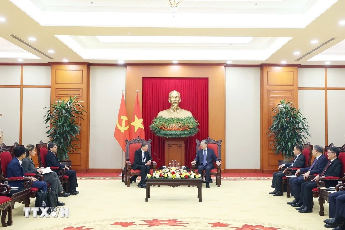 Tổng Bí thư Tô Lâm tiếp Đại tướng David Petraeus, đồng sở hữu Quỹ kiêm Chủ tịch Viện Toàn cầu Quỹ đầu tư Kohlberg Kravis Roberts (KKR) của Hoa Kỳ. (Ảnh: TTXVN) Tổng Bí thư Tô Lâm tiếp Đại tướng David Petraeus, đồng sở hữu Quỹ kiêm Chủ tịch Viện Toàn cầu Quỹ đầu tư Kohlberg Kravis Roberts (KKR) của Hoa Kỳ. (Ảnh: TTXVN)