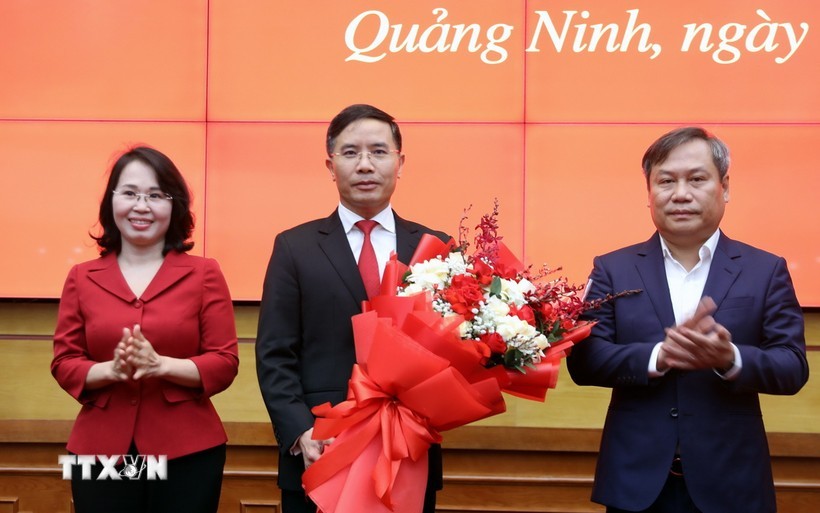 Thường trực Tỉnh ủy Quảng Ninh tặng hoa chúc mừng tân Phó Bí thư Tỉnh ủy, Chủ tịch UBND tỉnh Phạm Đức Ấn (giữa). Ảnh: TTXVN Thường trực Tỉnh ủy Quảng Ninh tặng hoa chúc mừng tân Phó Bí thư Tỉnh ủy, Chủ tịch UBND tỉnh Phạm Đức Ấn (giữa). Ảnh: TTXVN