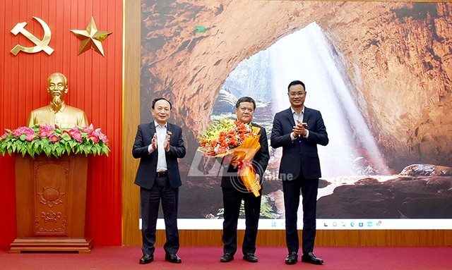 Đồng chí Bí thư Tỉnh ủy Lê Ngọc Quang và đồng chí Phó Bí thư Thường trực Tỉnh ủy Trần Hải Châu tặng hoa, chúc mừng đồng chí Phó Bí thư Tỉnh ủy Trần Phong. Ảnh: Báo Quảng Bình Đồng chí Bí thư Tỉnh ủy Lê Ngọc Quang và đồng chí Phó Bí thư Thường trực Tỉnh ủy Trần Hải Châu tặng hoa, chúc mừng đồng chí Phó Bí thư Tỉnh ủy Trần Phong. Ảnh: Báo Quảng Bình