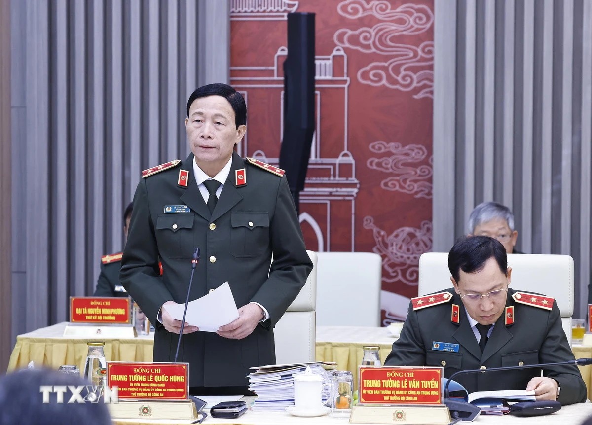 rung tướng Lê Quốc Hùng, Ủy viên Trung ương Đảng, Thứ trưởng Bộ Công an trình bày báo cáo. (Ảnh: Lâm Khánh/TTXVN) rung tướng Lê Quốc Hùng, Ủy viên Trung ương Đảng, Thứ trưởng Bộ Công an trình bày báo cáo. (Ảnh: Lâm Khánh/TTXVN)