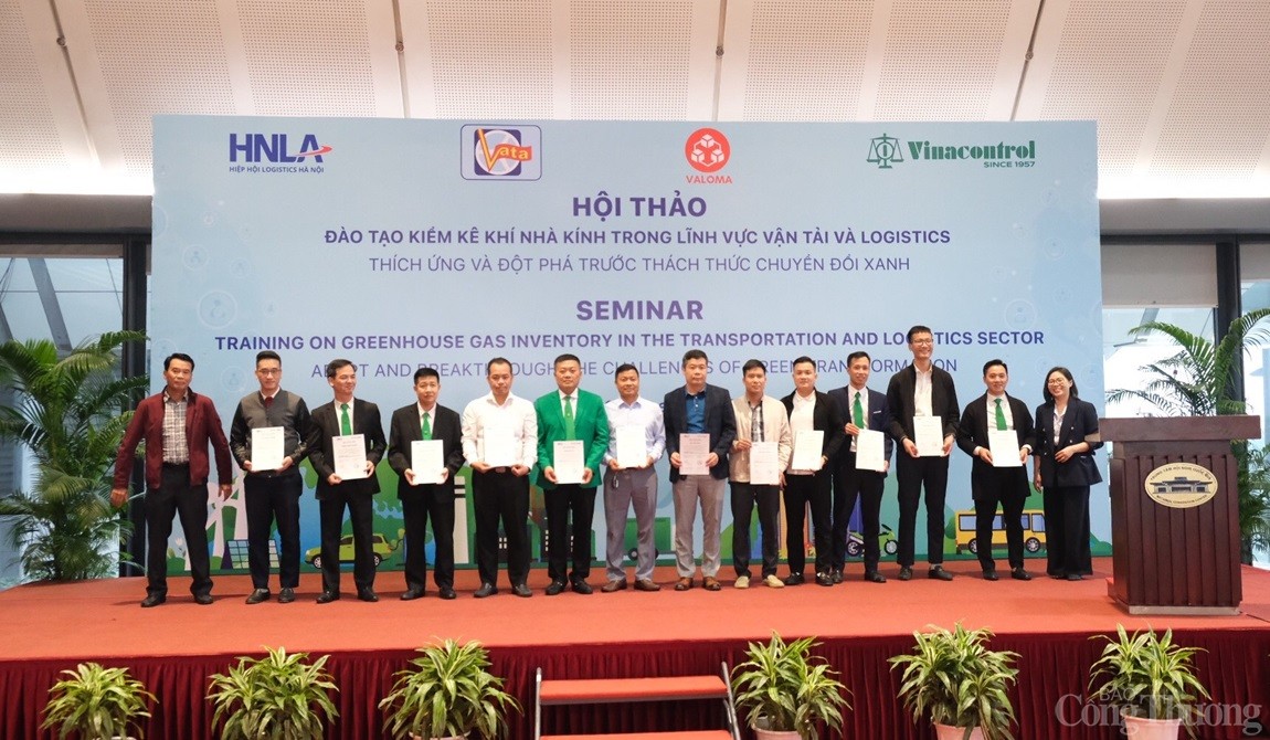 Trao chứng nhận công nhận hoàn thành chương trình đào tạo nhận thức về kiểm kê khí nhà kính Trao chứng nhận công nhận hoàn thành chương trình đào tạo nhận thức về kiểm kê khí nhà kính