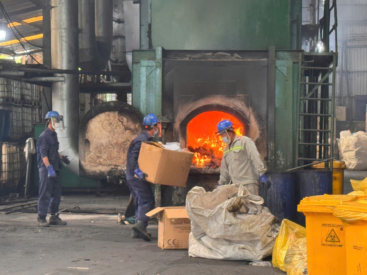 Cục Quản lý thị trường TP. Hồ Chí Minh tiêu hủy hàng hóa bằng phương pháp đốt Cục Quản lý thị trường TP. Hồ Chí Minh tiêu hủy hàng hóa bằng phương pháp đốt