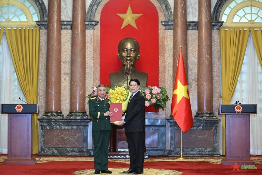 Chủ tịch nước Lương Cường trao Quyết định thăng quân hàm Thượng tướng cho đồng chí Lê Quang Minh, Phó Chủ nhiệm Tổng cục Chính trị Quân đội nhân dân Việt Nam Chủ tịch nước Lương Cường trao Quyết định thăng quân hàm Thượng tướng cho đồng chí Lê Quang Minh, Phó Chủ nhiệm Tổng cục Chính trị Quân đội nhân dân Việt Nam