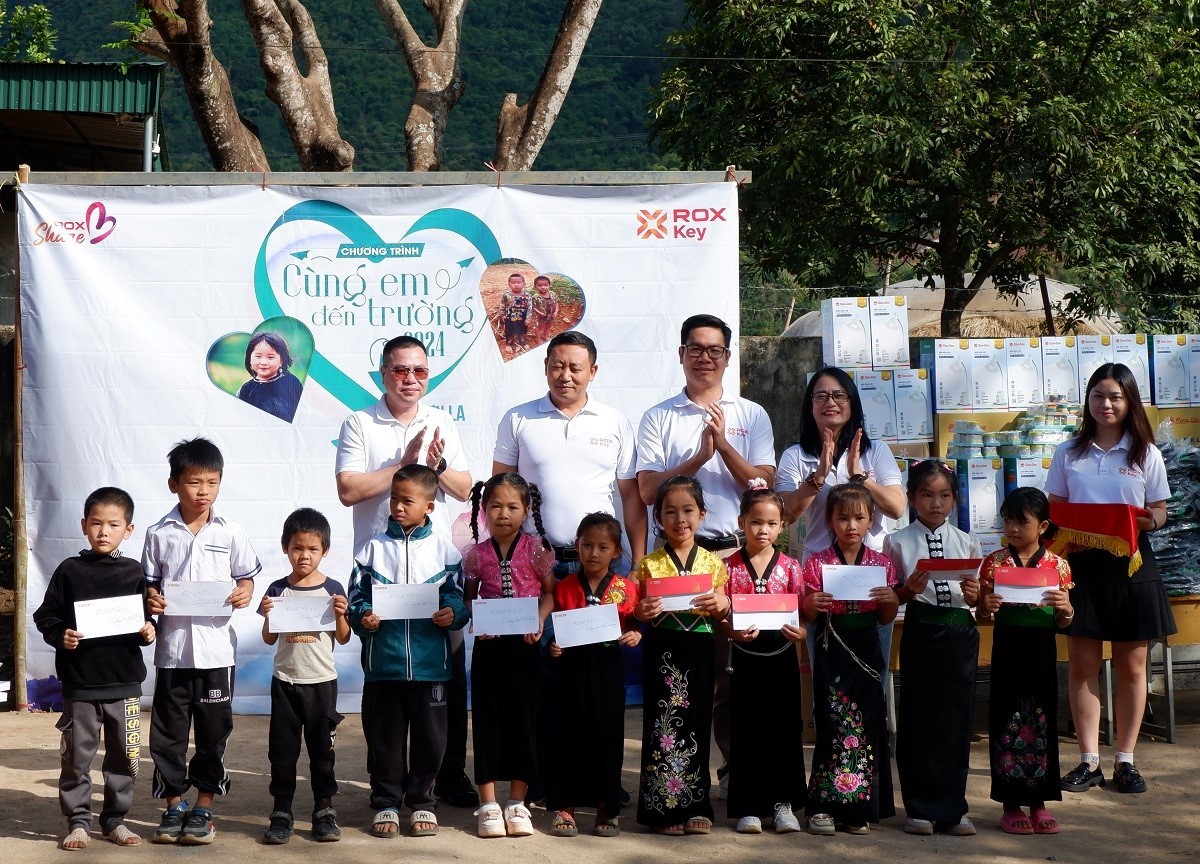 Các em học sinh có hoàn cảnh khó khăn nhận quà hỗ trợ từ chương trình. Các em học sinh có hoàn cảnh khó khăn nhận quà hỗ trợ từ chương trình.