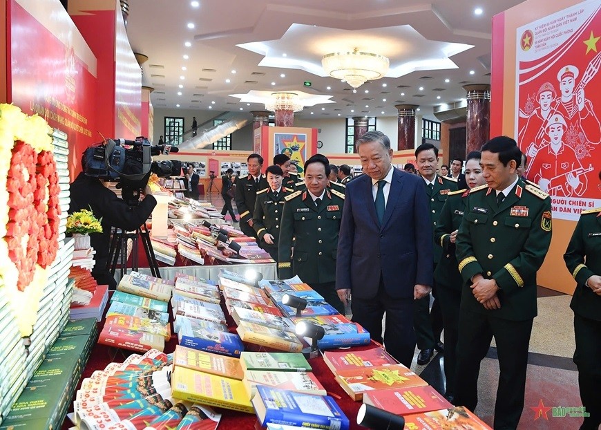 Tổng Bí thư Tô Lâm, lãnh đạo Bộ Quốc phòng và các đại biểu tham quan gian trưng bày sách báo phục vụ Lễ kỷ niệm. Tổng Bí thư Tô Lâm, lãnh đạo Bộ Quốc phòng và các đại biểu tham quan gian trưng bày sách báo phục vụ Lễ kỷ niệm.