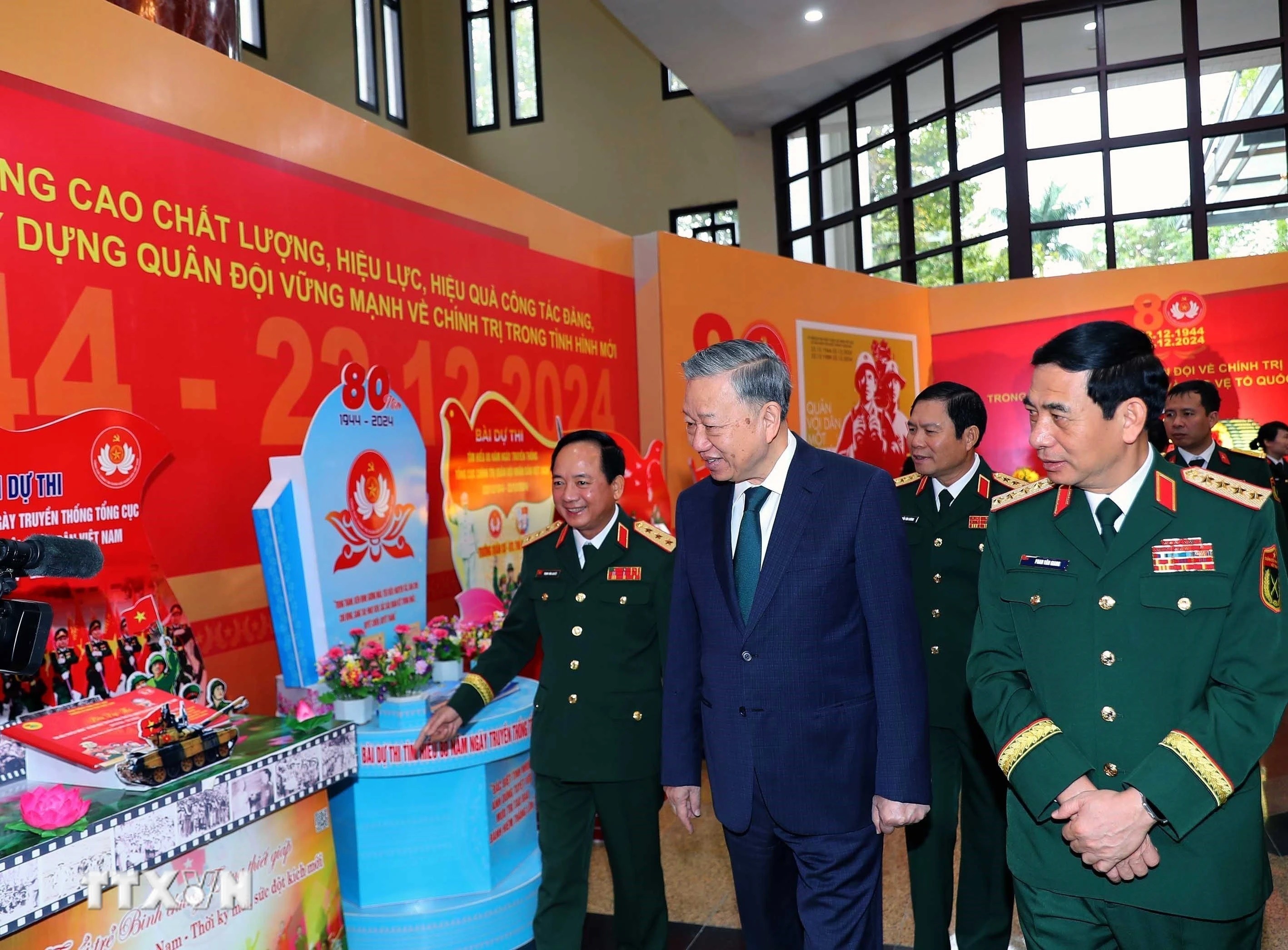 Tổng Bí thư Tô Lâm và các đại biểu xem các ấn phẩm về Tổng cục Chính trị Quân đội nhân dân Việt Nam Tổng Bí thư Tô Lâm và các đại biểu xem các ấn phẩm về Tổng cục Chính trị Quân đội nhân dân Việt Nam