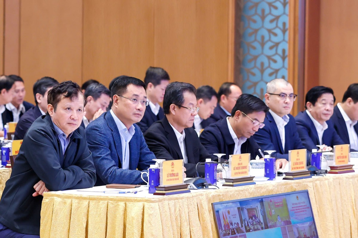 Thủ tướng chủ trì Hội nghị trực tuyến tháo gỡ khó khăn cho các dự án năng lượng tái tạo Thủ tướng chủ trì Hội nghị trực tuyến tháo gỡ khó khăn cho các dự án năng lượng tái tạo