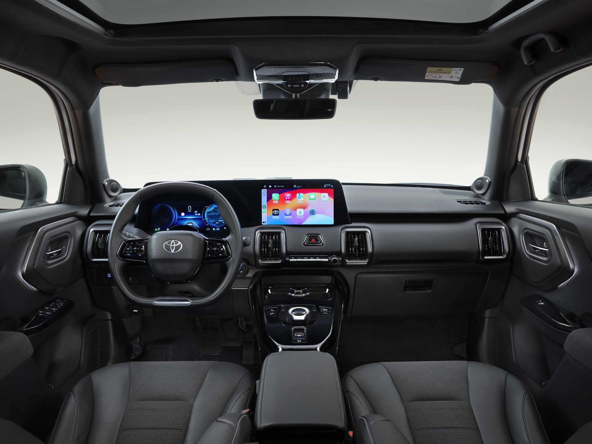 Toàn cảnh nội thất xe điện của Toyota. Ảnh: Carscoop