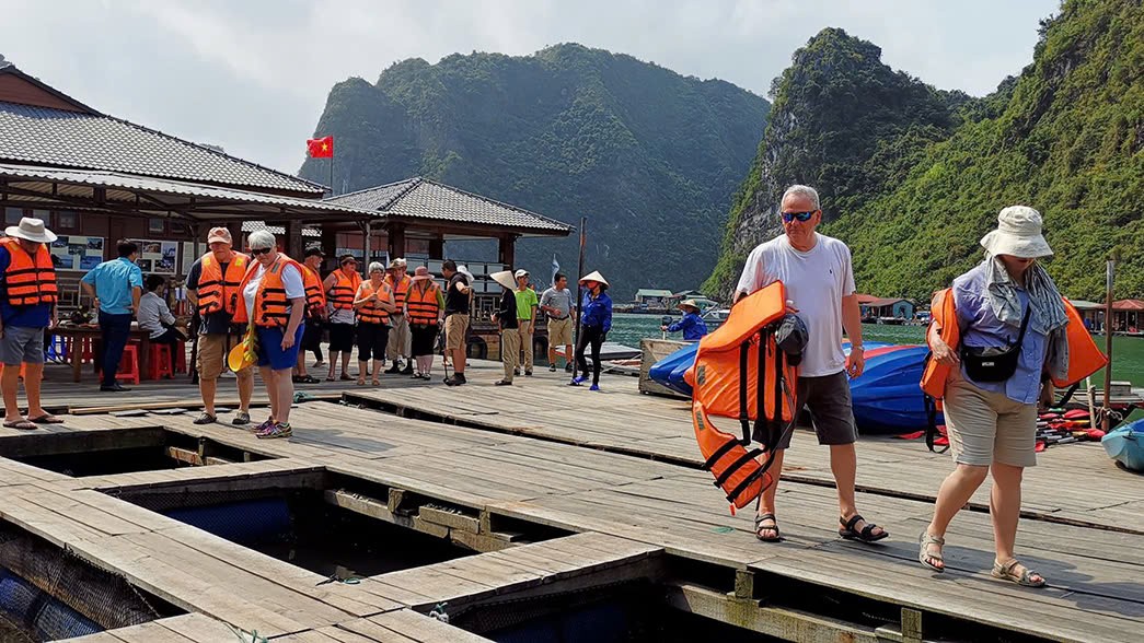 Các làng chài nổi ở Vịnh Hạ Long hấp dẫn nhiều du khách tới tham quan. Ảnh: Báo Quảng Ninh