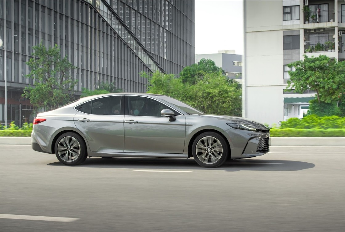 Toyota Camry hoàn toàn mới 2024 tại Việt Nam sẽ có 2 phiên bản Hybrid và 1 phiên bản xăng cùng 5 lựa chọn màu sắc (Trắng Ngọc Trai, Đen, Đỏ, Xám Ánh Kim, Xám Ánh Bạc).
