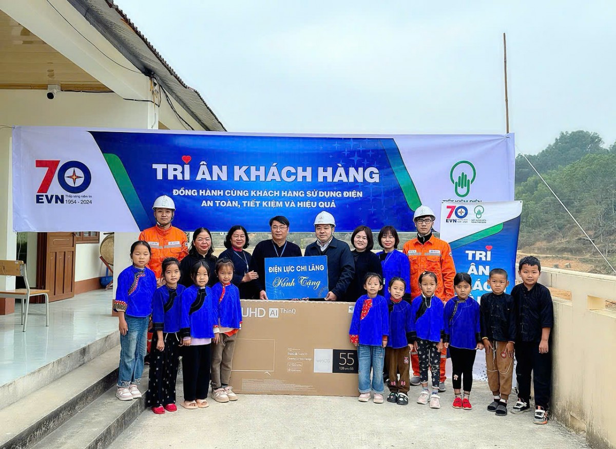 PC Lạng Sơn: Tặng tivi, lắp đèn năng lượng mặt trời trong tháng Tri ân khách hàng PC Lạng Sơn: Tặng tivi, lắp đèn năng lượng mặt trời trong tháng Tri ân khách hàng