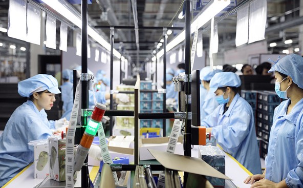 Dây chuyền sản xuất thiết bị âm thanh của Công ty Tonly Technology Limited tại Khu công nghiệp Ðông Mai, TX Quảng Yên, tỉnh Quảng Ninh - Ảnh: Mạnh Đạt